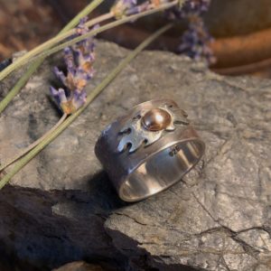 Handgeschmieter Ring aus teils geschwärztem Sterlingsilber mit von Hand gesägtem Flammenmotiv und einer Mitte aus Gelbgold