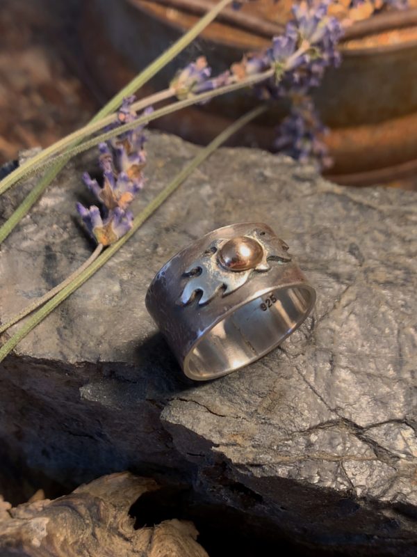 Handgeschmieter Ring aus teils geschwärztem Sterlingsilber mit von Hand gesägtem Flammenmotiv und einer Mitte aus Gelbgold
