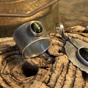 Breiter, moderner Ring mit Turmalin-Katzenauge in Gelbgoldfassung