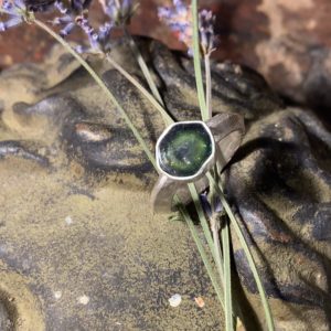 Turmalinring mit schöner Zeichnung, ähnlich eines Auges und einer Ringschiene, die im Sepia-Gußverfahren entstanden ist.