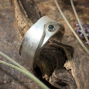 Moderner, handgearbeiteter, massiver Ring aus Sterlingsilber mit einem Indigolith (blauer Turmalin)