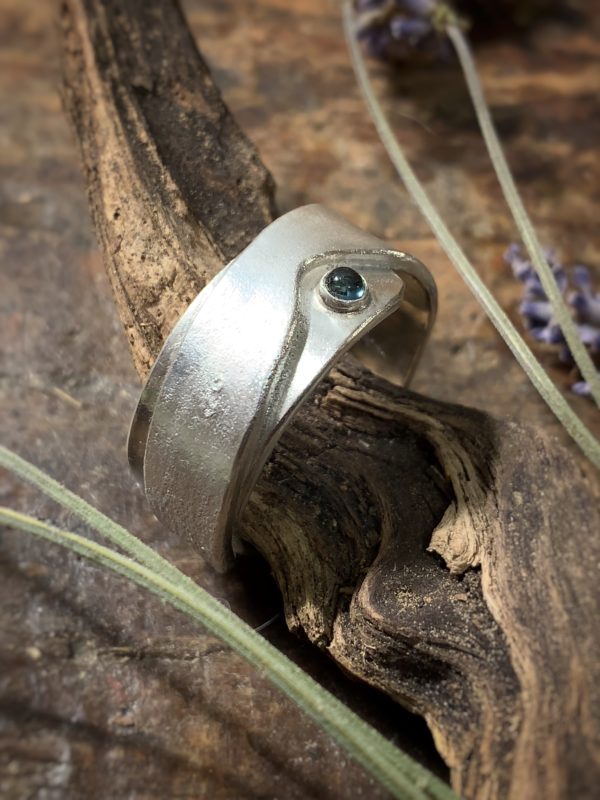 Moderner, handgearbeiteter, massiver Ring aus Sterlingsilber mit einem Indigolith (blauer Turmalin)