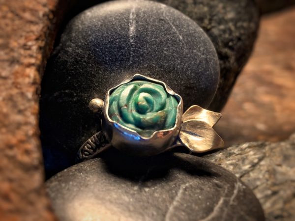 Floral gestalteter Ring mit einem Türkis, der zu einer kleinen Rose geschnitzt (gecarvt) wurde; Ausführung in Gelbgold und Sterlingsilber
