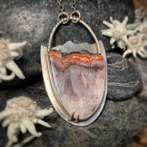 Ein ganz besonderes Schmuckunikat, das von der Liebe zu den Bergen erzählt und beidseitig getragen werden kann