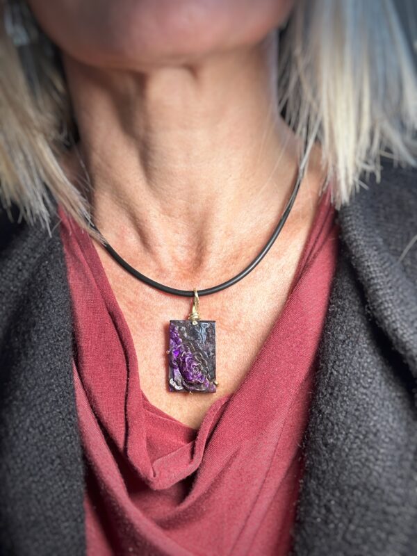 Sugilith-Anhänger "Violet Rose" – Bild 7