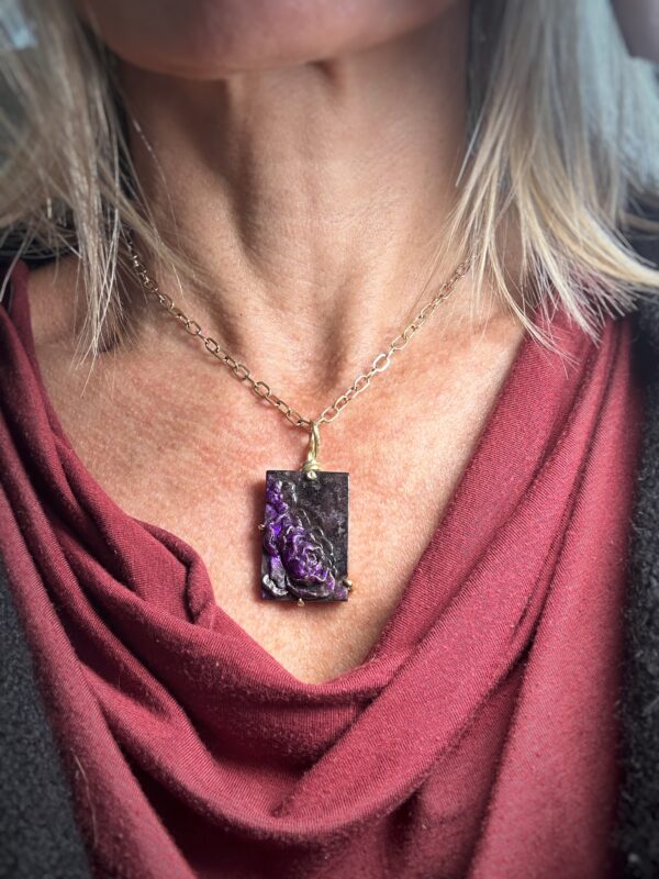 Sugilith-Anhänger "Violet Rose" – Bild 6