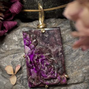 Anhänger mit schönem Sugilith, in den eine Rose eingearbeitet wurde (Carving eines Edelsteins), gefasst in 14 Karat Gelbgold