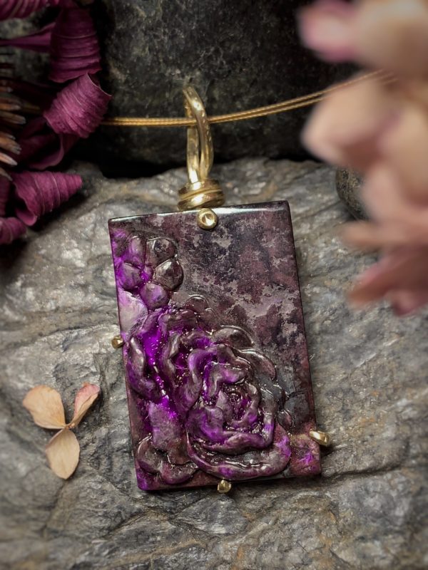 Anhänger mit schönem Sugilith, in den eine Rose eingearbeitet wurde (Carving eines Edelsteins), gefasst in 14 Karat Gelbgold