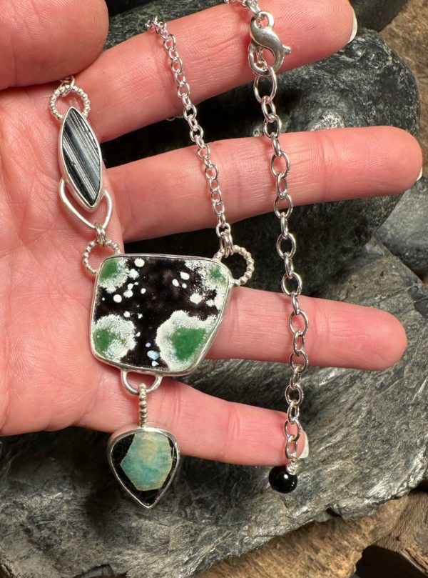 Kette "New Spirit" mit Smaragd und Emaille – Bild 3