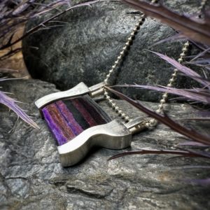 Handgearbeiteter Design-Anhänger mit rarem Sugilith, gefasst in Sterlingsilber