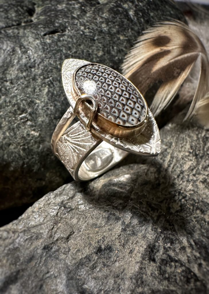 Ringunikat von Hand geschmiedet mit vielen Strukturen aus Sterlingsilber und Gelbgold