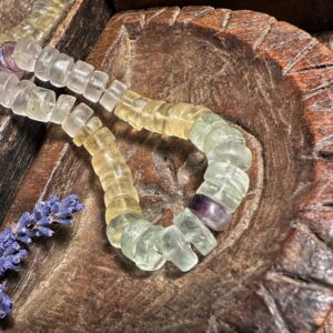 Handgeknüpfte Kette mit schönen Fluorit-Kristallen in Pastelltönen