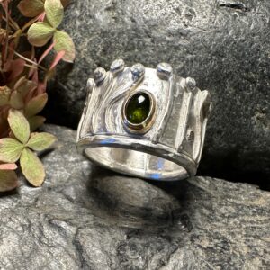 Bandring in außergewöhnlichem Design mit grünem Turmalin in Gelbgoldfassung