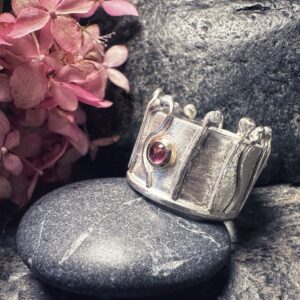 Außergewöhnliches Design eines Bandrings aus Sterlingsilber und Gelbgold, mit einem roten Turmalin im Zentrum