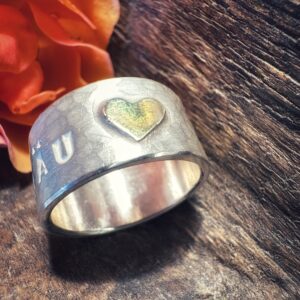 Schöner Hammerschlag-Ring mit Herz aus Gelbgold