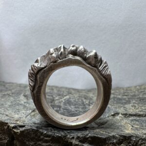 Massiver, handgearbeiteter Ring mit Bergmotiv aus Sterlingsilber