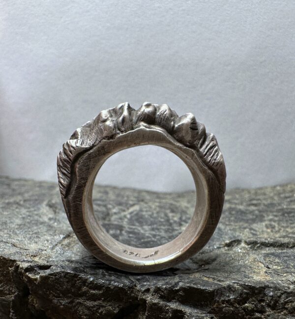 Massiver, handgearbeiteter Ring mit Bergmotiv aus Sterlingsilber