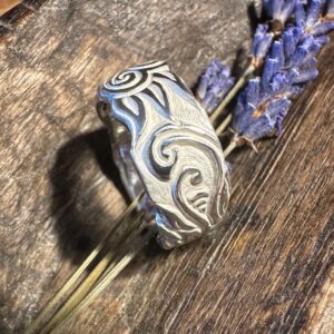 Bandring aus Sterlingsilber mit floraler Struktur und einem kleinen Vogel