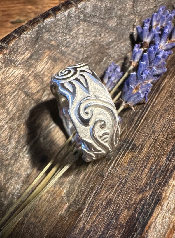 Bandring aus Sterlingsilber mit floraler Struktur und einem kleinen Vogel