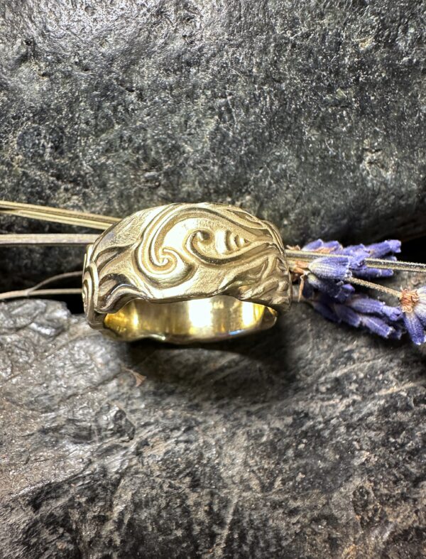 Handgearbeiteter, massiver Ring aus 14 Karat Gelbgold mit phantasievollem Muster