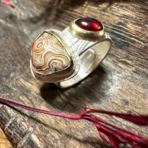 Ausgefallener Ring mit einem Granat und einem Crazy-Lace-Achat, gearbeitet in Gelbgold und Sterlingsilber