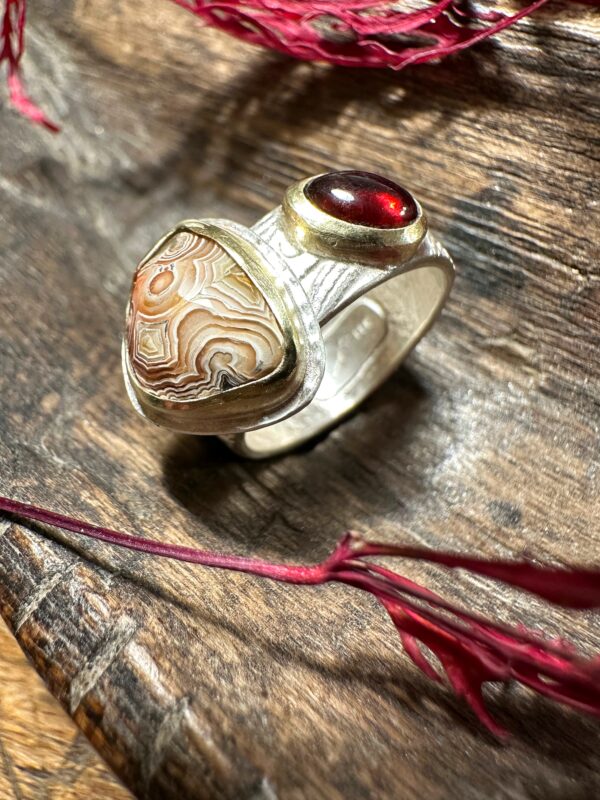 Ausgefallener Ring mit einem Granat und einem Crazy-Lace-Achat, gearbeitet in Gelbgold und Sterlingsilber