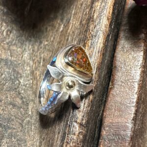 Zierlicher Ring mit Boulderopal und kleiner Blüte in bicolor (Sterlingsilber und Gelbgold) von Hand gefertigt