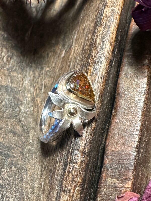 Zierlicher Ring mit Boulderopal und kleiner Blüte in bicolor (Sterlingsilber und Gelbgold) von Hand gefertigt