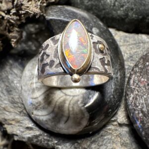 Unikatring mit Multi-Colour-Opal aus Australien, handgefertigt aus Sterlingsilber und Gelbgold
