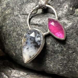 Ein echter Gute-Laune-Anhänger mit Dendritenopal und Pinke Saphir in ungewöhnlichem Design mit großer Öse und schöner Rückseite