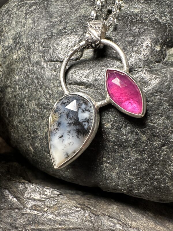 Ein echter Gute-Laune-Anhänger mit Dendritenopal und Pinke Saphir in ungewöhnlichem Design mit großer Öse und schöner Rückseite