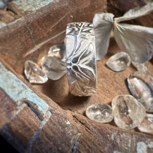 Silberner Bandring mit Blatt-Mustern, die rundherum schön anzusehen sind