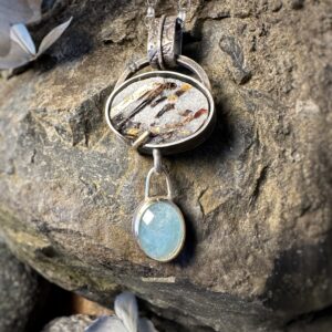 Ausgefallener Anhänger mit einem Astrophyllit und einem Aquamarin, handgearbeitet aus Sterlingsilber und Gelbgold