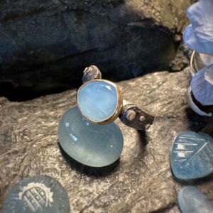 Außergewöhnlicher Aquamarin-Ring aus geschwärztem Sterlingsilber und Gelbgold