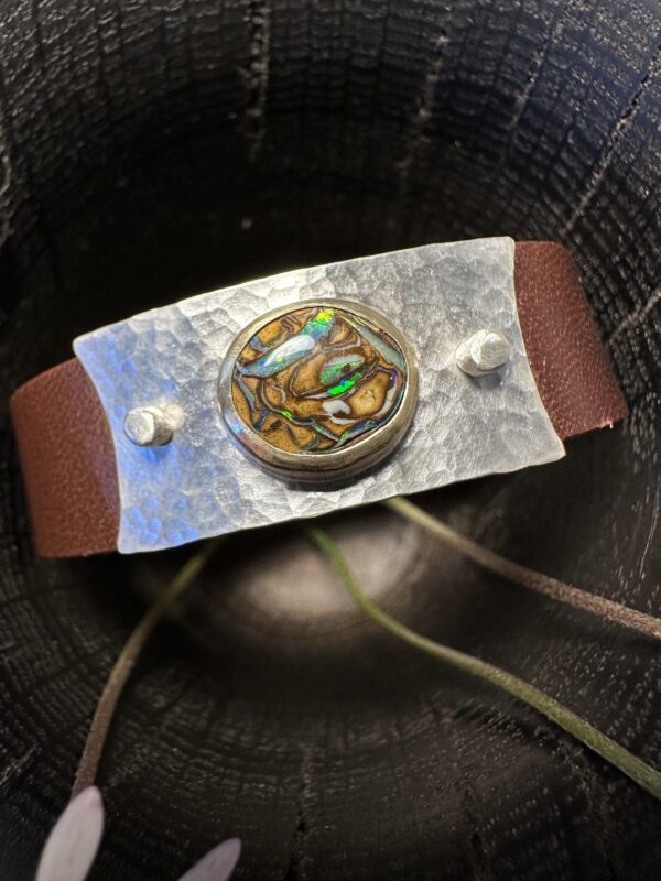 Schönes, cognacfarbenes Lederarmband mit faszinierendem Boulderopal, gefasst in Gelbgold