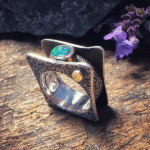 Außergewöhnlicher Ring mit einem Opal, gefasst in Gelbgold