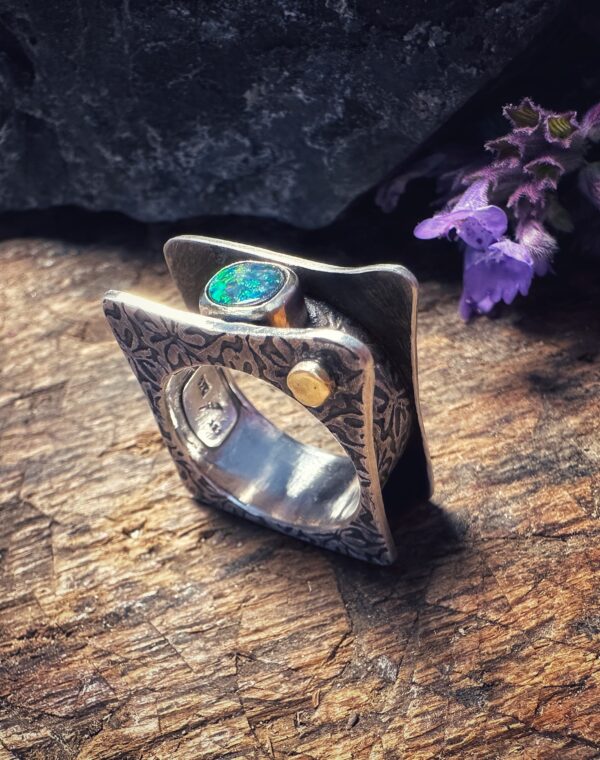 Außergewöhnlicher Ring mit einem Opal, gefasst in Gelbgold