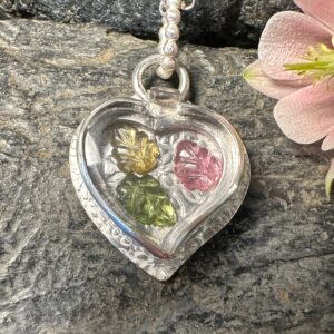 Süße Kette mit einem handgearbeiteten Anhänger aus Sterlingsilber mit drei kleinen Turmalinblättchen unter einer "Scheibe" aus Bergkristall