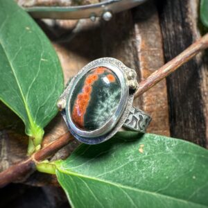 Netter kleiner Ring mit Ozean-Jaspis, handgearbeitet aus Sterlingsilber und Gelbgold