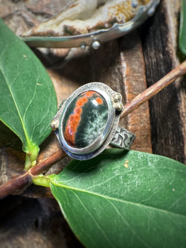 Netter kleiner Ring mit Ozean-Jaspis, handgearbeitet aus Sterlingsilber und Gelbgold