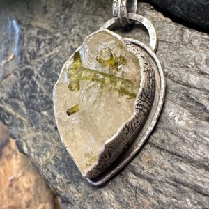 Individueller, großer Anhänger mit rohem Quarz, in dem grüne Turmalinnadeln enthalten sind