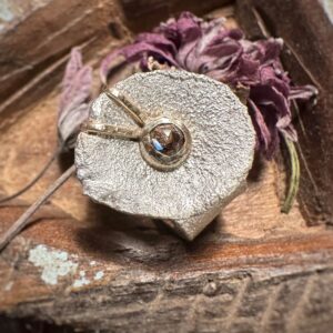 Massiv handgefertigter Ring aus Sterlingsilber und Gelbgold mit einem braunen Salt-and-Pepper-Diamant