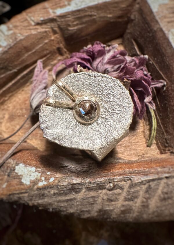 Massiv handgefertigter Ring aus Sterlingsilber und Gelbgold mit einem braunen Salt-and-Pepper-Diamant