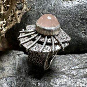 Ausgefallener Ring mit Strahlen, raffinierte Aussparungen und einem schönen Rosenquarz