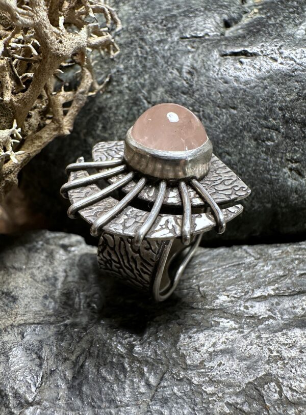Ausgefallener Ring mit Strahlen, raffinierte Aussparungen und einem schönen Rosenquarz