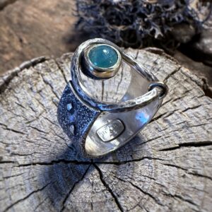 Ausgefallenes Design eines Bicolour-Rings mit Grandidierit in Sterlingsilber und Gelbgold (handgeschmiedet)