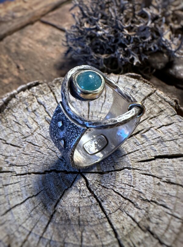 Ausgefallenes Design eines Bicolour-Rings mit Grandidierit in Sterlingsilber und Gelbgold (handgeschmiedet)