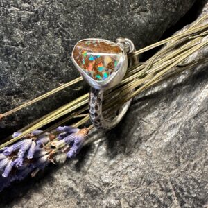 Handgeschmiedeter Ring mit einem Boulderopal und kleiner Goldniete
