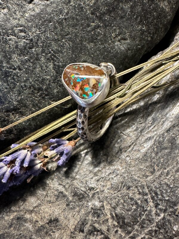 Handgeschmiedeter Ring mit einem Boulderopal und kleiner Goldniete