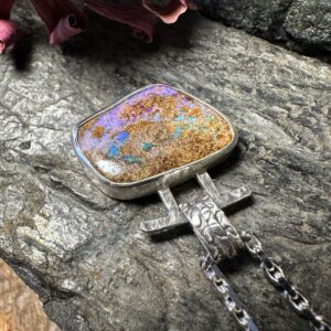 Moderner, mittelgroßer Anhänger mit einem Boulderopal und schöner Rückseite, handgearbeitet aus Sterlingsilber